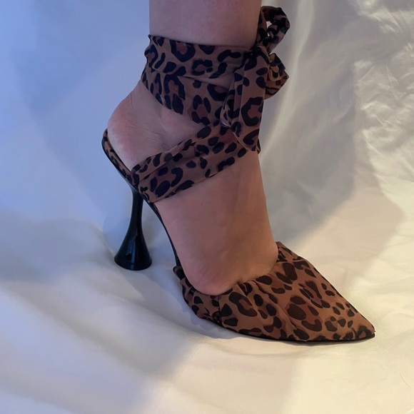 Dillards Woman’s 9.5 leopard Gianni Bini tie-up high heels. - Picture 8 of 8